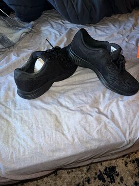Men's Black Nike Revolution 4 4E